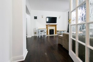 Iron/ironing board, bed sheets