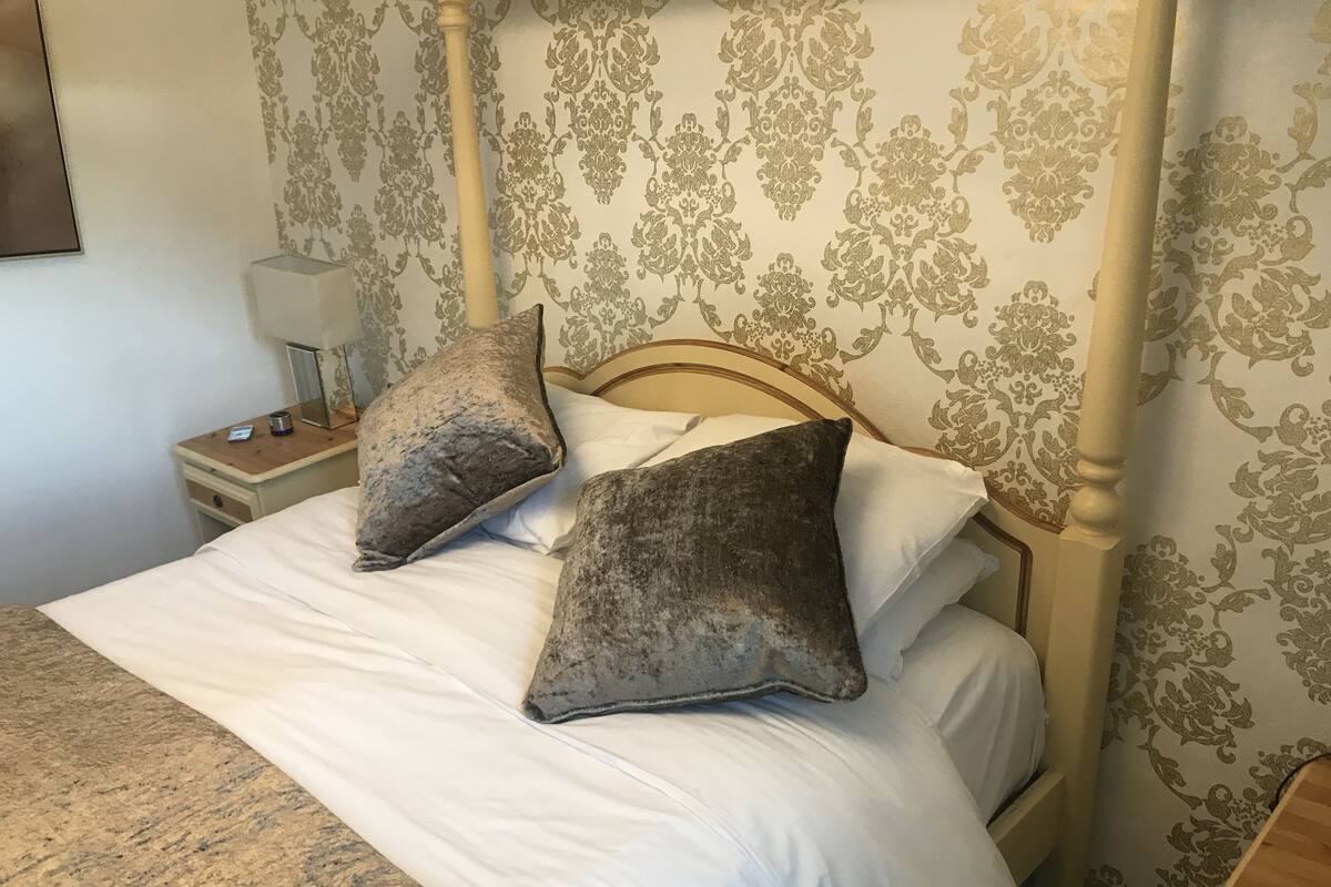 Executive Double Room | Iron/ironing board (on request), bed sheets
