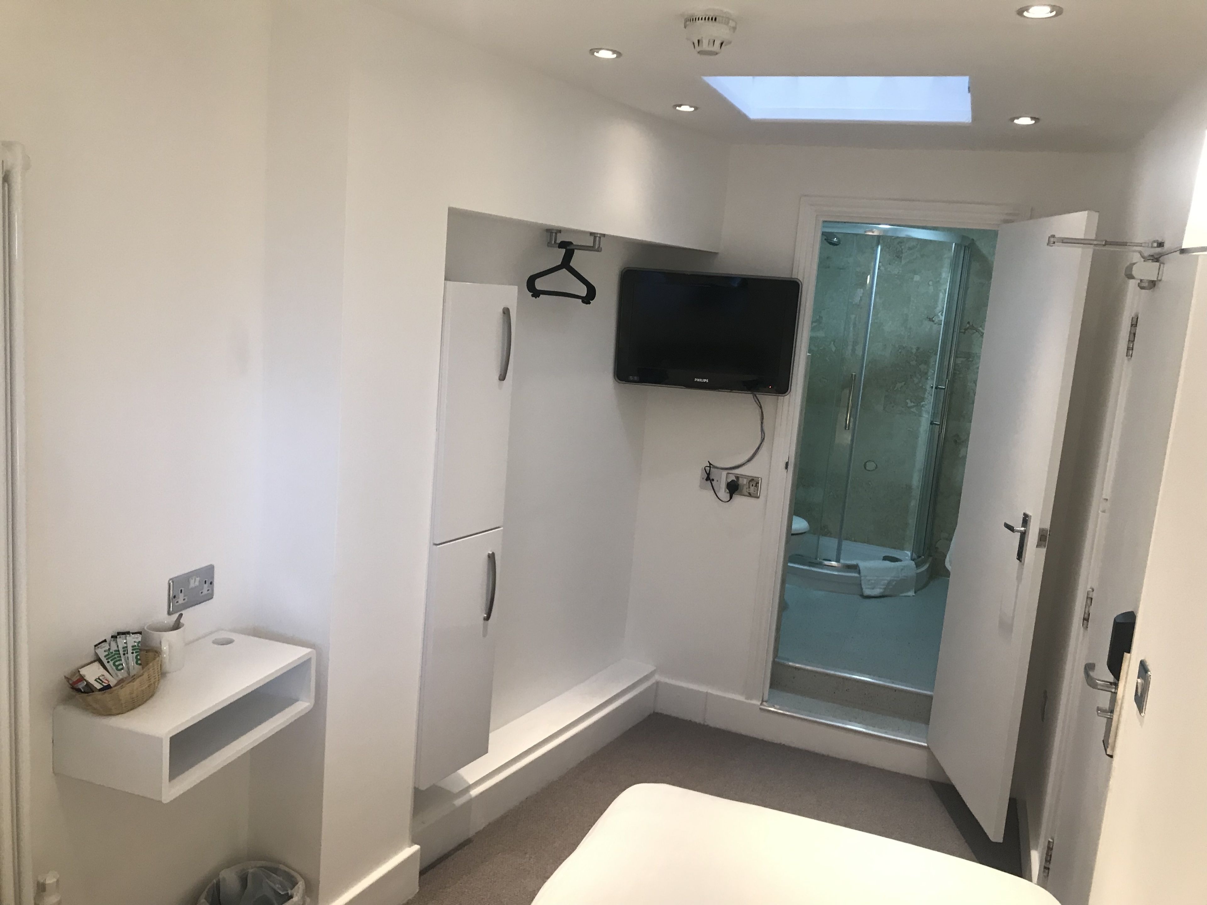 Single Room | Iron/ironing board, bed sheets