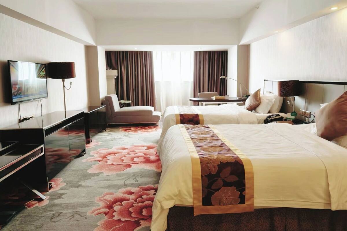 1 bedroom, down duvets, in-room safe, desk