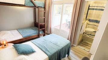 Habitación triple básica, varias habitaciones, con acceso para personas discapacitadas | Caja de seguridad en la habitación y wifi gratis