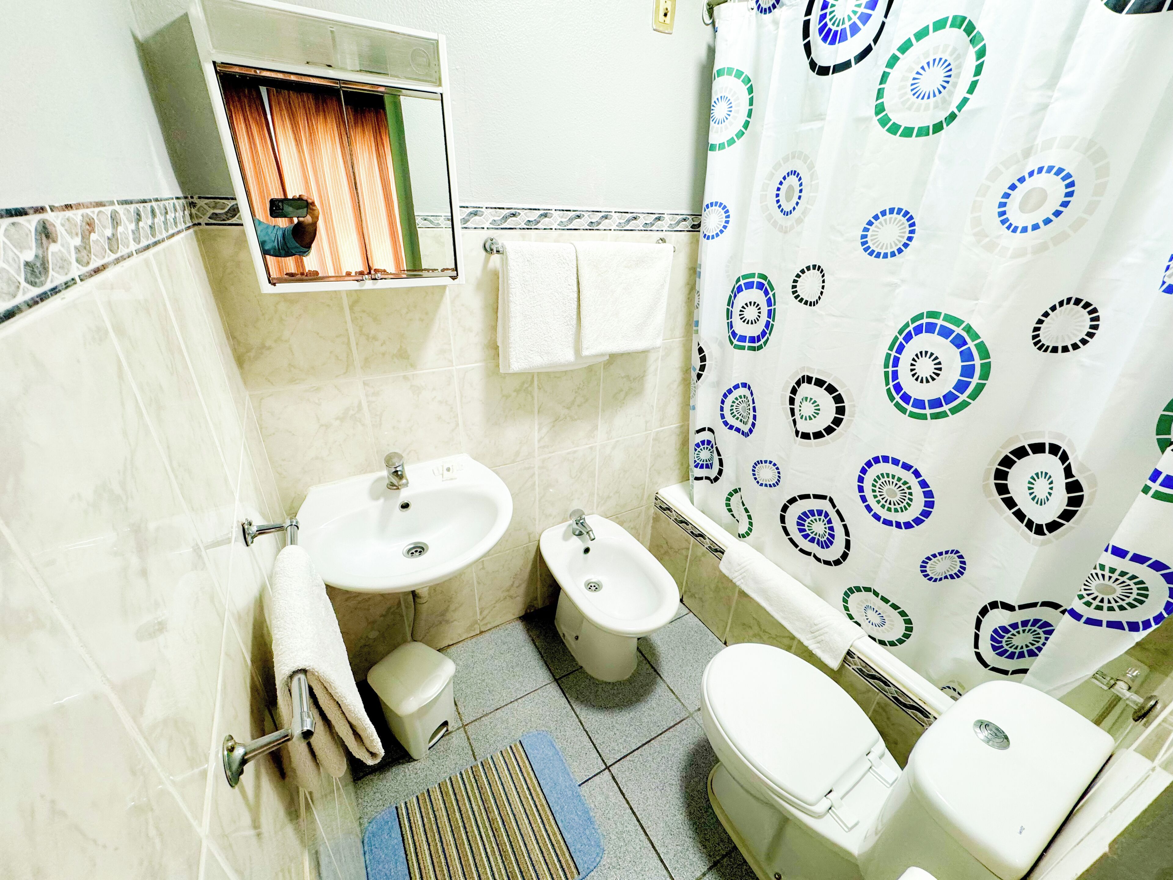 基础三人房, 多间卧室, 无障碍 | 浴室 | 淋浴/盆浴组合、毛巾