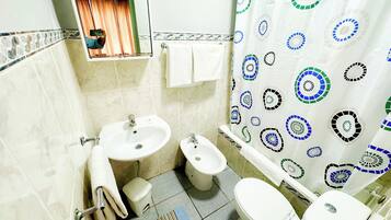 Basic Üç Kişilik Oda, Birden Çok Yatak Odası, Engellilere Uygun | Banyo | Duş/küvet kombinasyonu, havlu