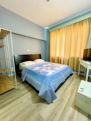 A bedroom with a bed, a bedside table, a wardrobe, and a window with curtains. - Residencial Monaco 38051-AL (Funchal)