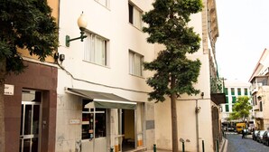 A building with a sign reading "MONACO" and a covered entrance. - Residencial Monaco 38051-AL (Funchal)