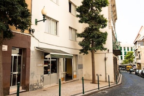 Vista frontal de la propiedad