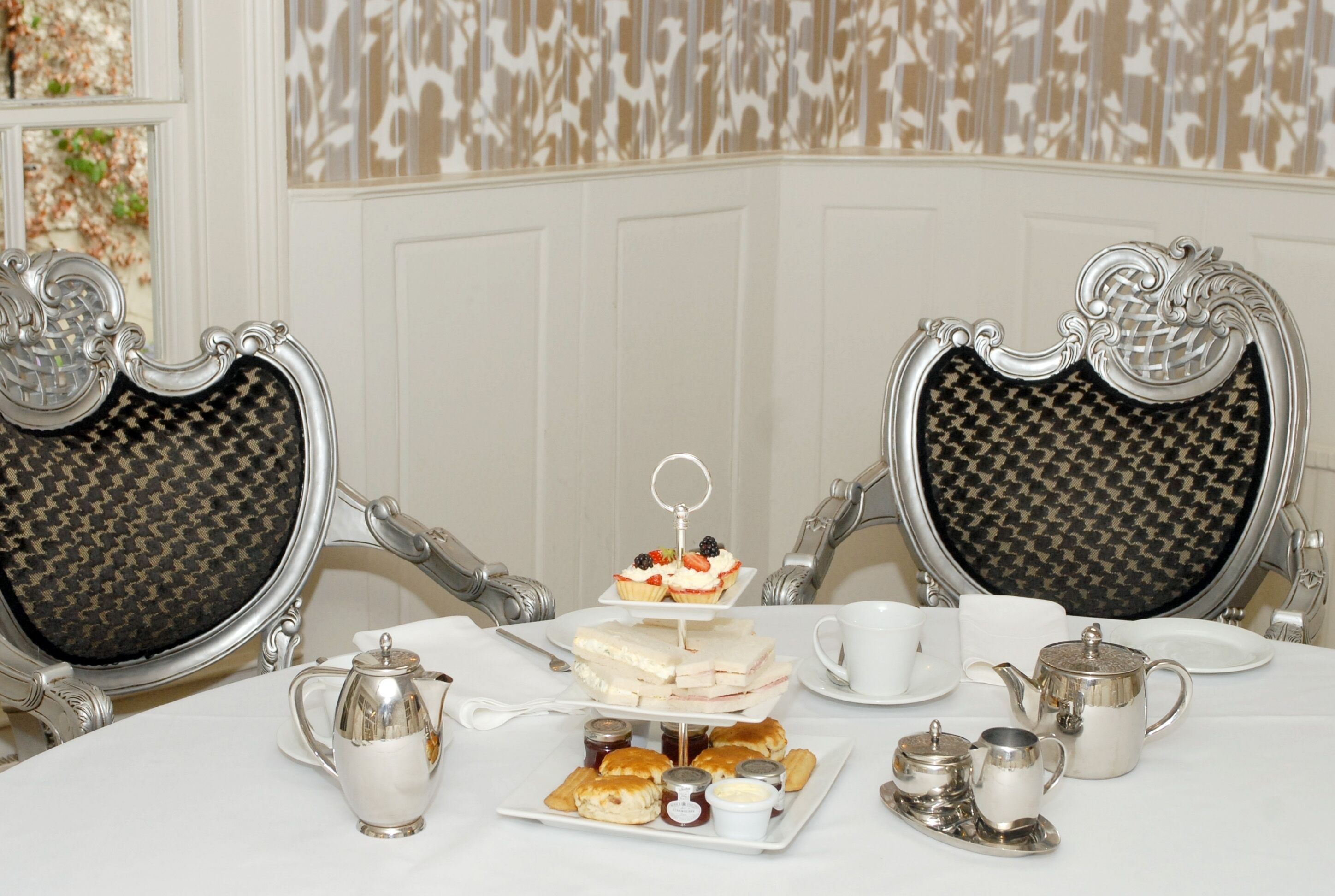 Breakfast, lunch, dinner served; Mediterranean cuisine 