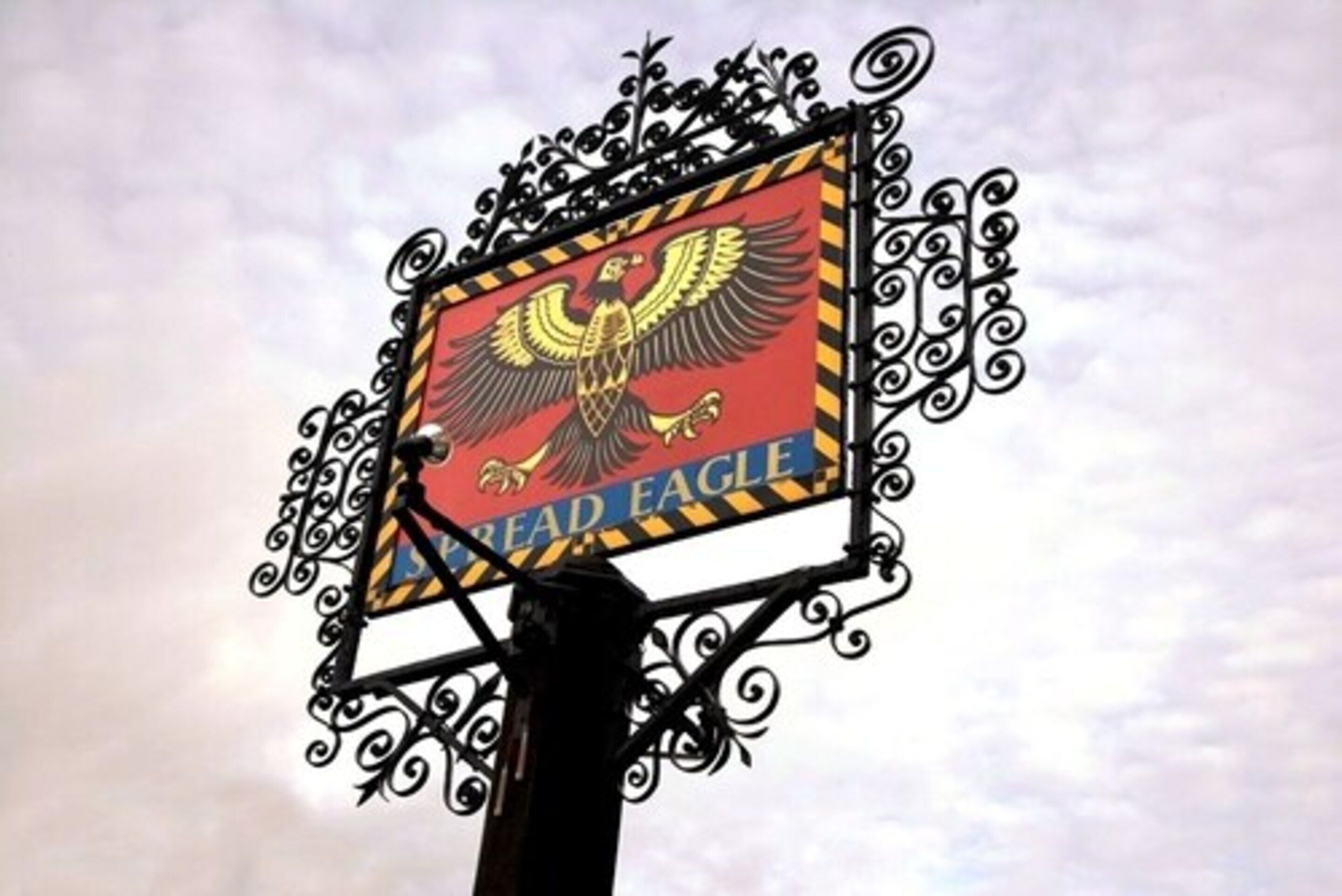 Ein Schild mit einem Adlerwappen und dem Schriftzug 'Bread Eagle'.