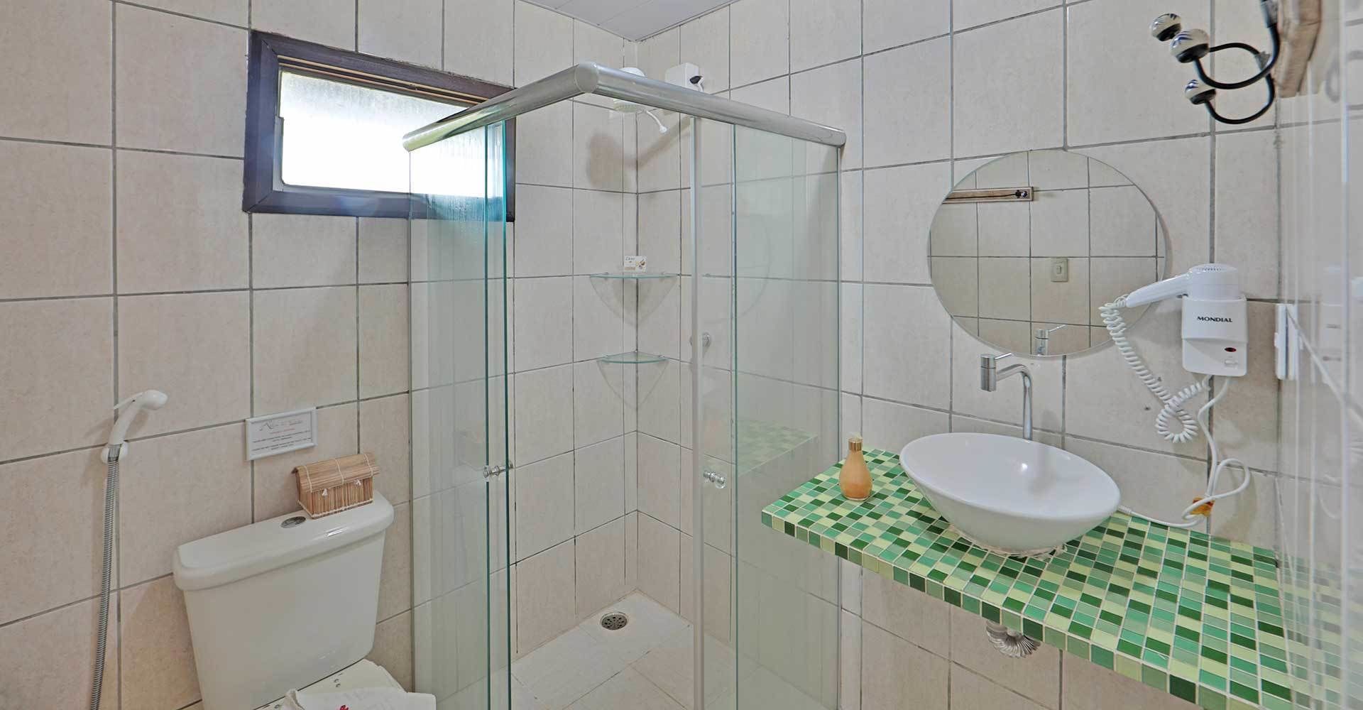 Suite Vista Jardim 01 | Banheiro | Chuveiro, produtos de toalete grátis, secador de cabelo 