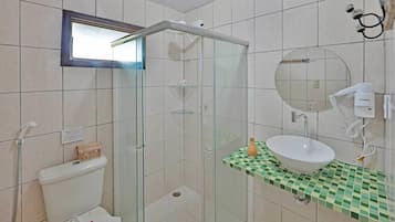 Suite Vista Jardim 01 | Banheiro | Chuveiro, produtos de toalete grátis, secador de cabelo