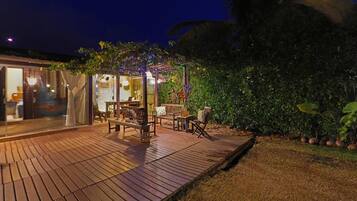 Fachada da propriedade à noite