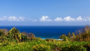 A coastal landscape with a view of the ocean and a clear sky. - Pousada Ilha do Frade (Fernando de Noronha)