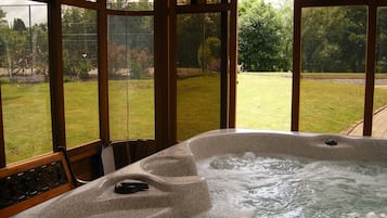Indoor spa tub