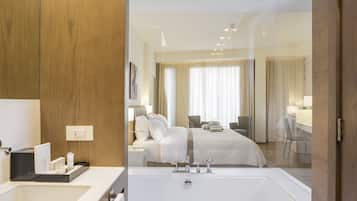 Executive Room | Bathroom | Free toiletries, hair dryer, bathrobes, slippers