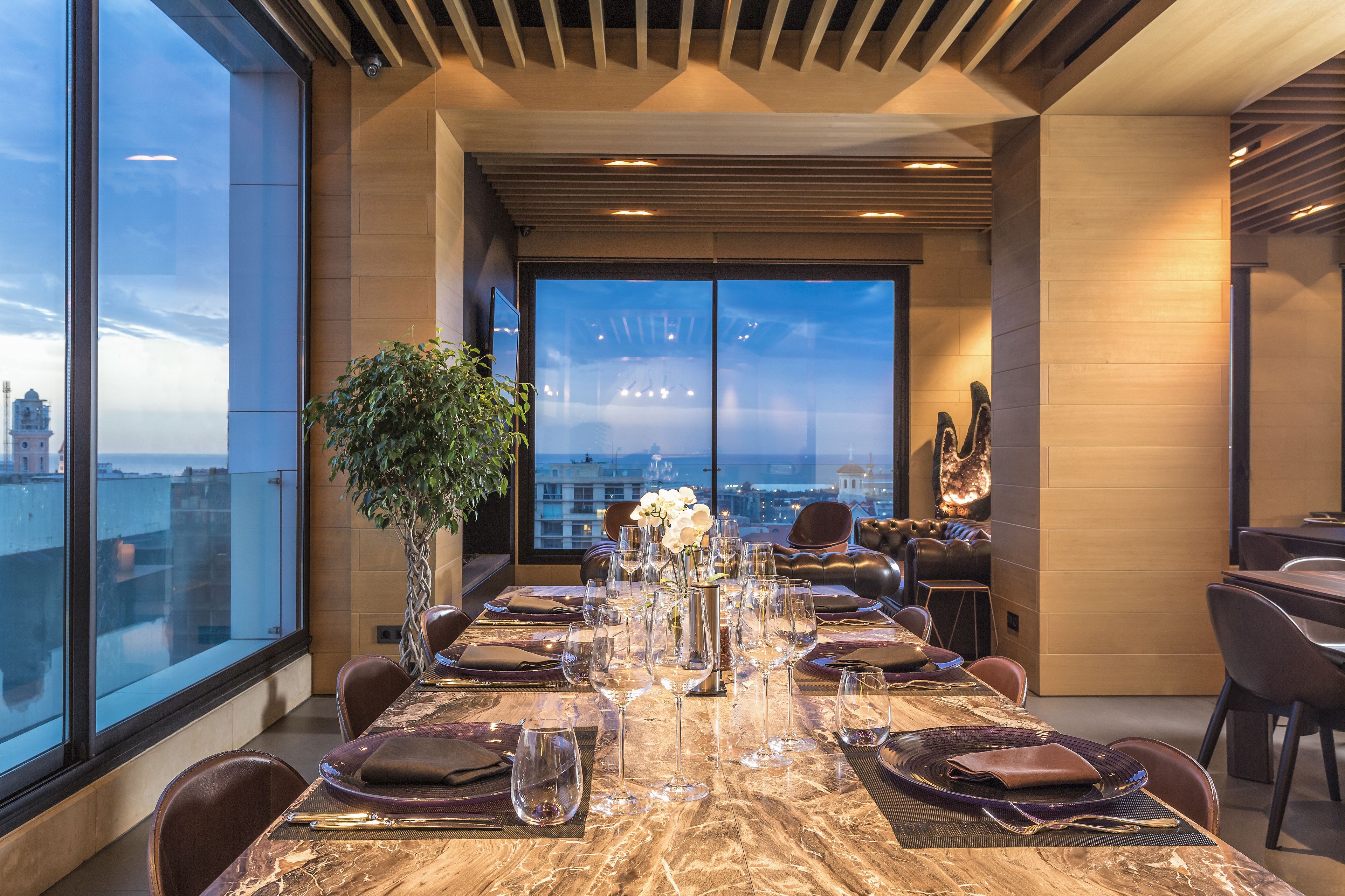 daily cooked-to-order breakfast (lbp 1550000 per person)