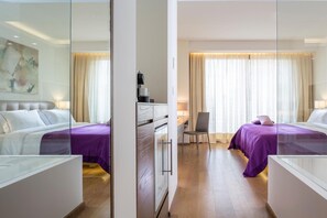 Minibar, in-room safe, blackout drapes, soundproofing - O Monot Hotel (Beirut)