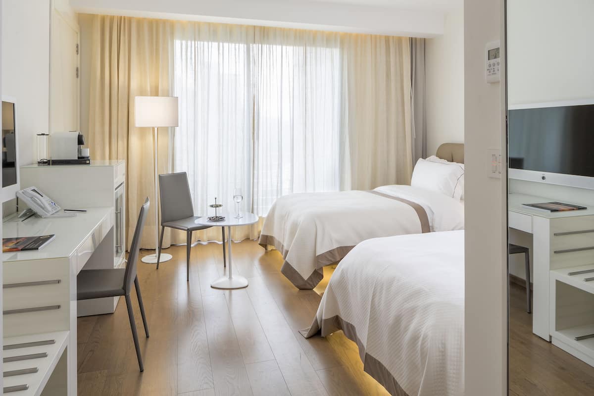 Deluxe kamer | Een minibar, een kluis op de kamer, verduisterende gordijnen