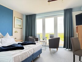 Ropa de cama hipoalergénica y caja de seguridad en la habitación 