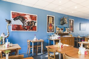 Tägliches Frühstücksbuffet (15 EUR pro Person)