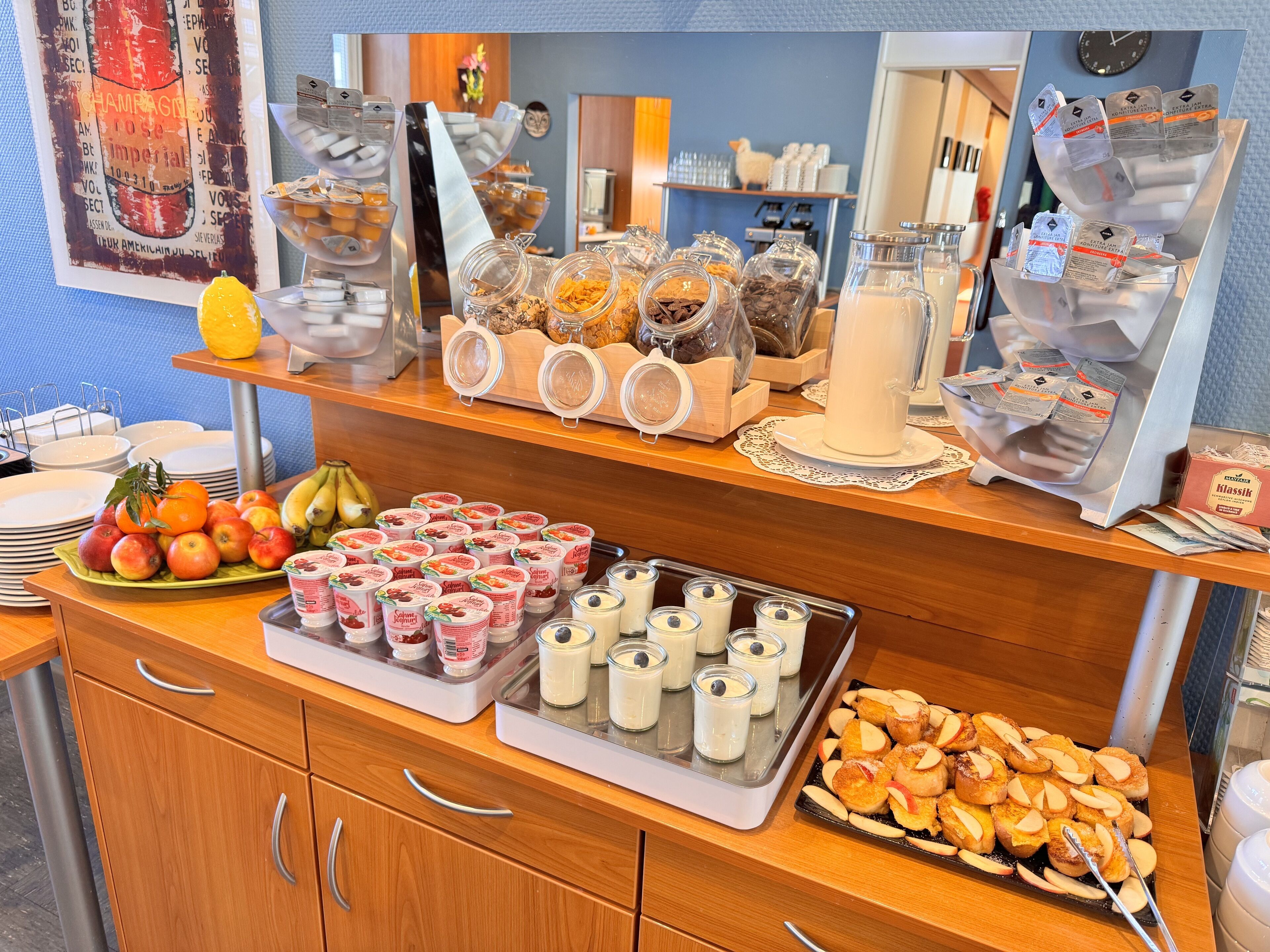 ملاءات للفراش لا تسبب الحساسية وميني بار وخزنة داخل الغرفة