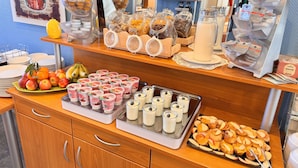 A breakfast buffet with various food items and beverages. - Hotel Ambiente Berlin City (Berlin)