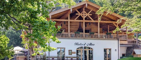 Petit déjeuner et déjeuner servis sur place, restauration en plein air