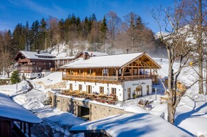 Breakfast, lunch, dinner served; alfresco dining