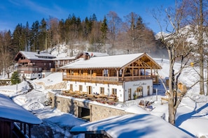 Petit déjeuner et déjeuner servis sur place, restauration en plein air