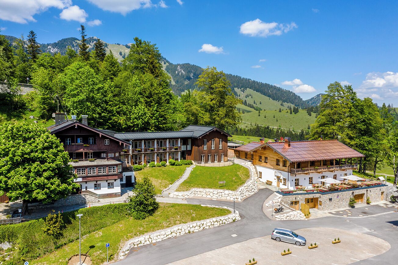 Un hôtel composé de plusieurs bâtiments, doté d’un parking et situé dans un cadre montagneux.