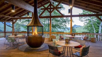 Se sirven desayunos, almuerzos y cenas (con mesas al aire libre)