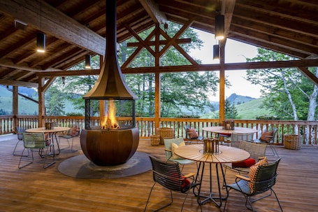 Breakfast, lunch, dinner served; alfresco dining