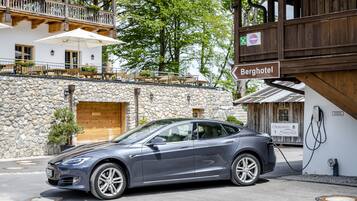 Electric vehicle charging station