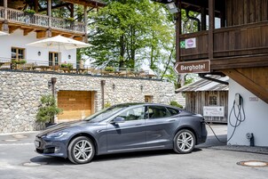 Electric vehicle charging station
