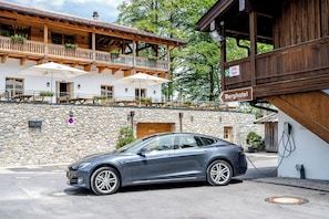 Electric vehicle-charging station - Berghotel Sudelfeld  (Bayrischzell)
