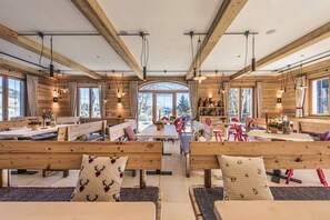 Frokost, lunsj og middag serveres, uteservering