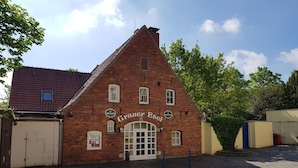 A brick building with a sign reading "Gräzer Esels". - Hotel Havenhaus (Bremen)
