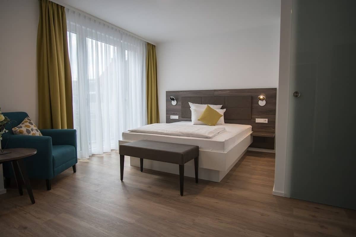 Appartamento (B) | Biancheria da letto ipoallergenica, una scrivania, tende oscuranti