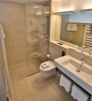 Junior Suite | Bathroom | Shower, hair dryer, towels - Hotel Wo Der Hahn Kräht (Flein)