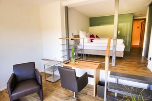 Junior-suite | Allergivenligt sengetøj, skrivebord, mørklægningsgardiner