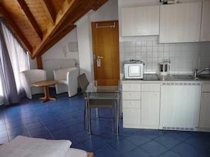 Apartment (B) | Hypo-allergenic bedding, desk, blackout drapes, cribs/infant beds - Hotel Wo Der Hahn Kräht (Flein)