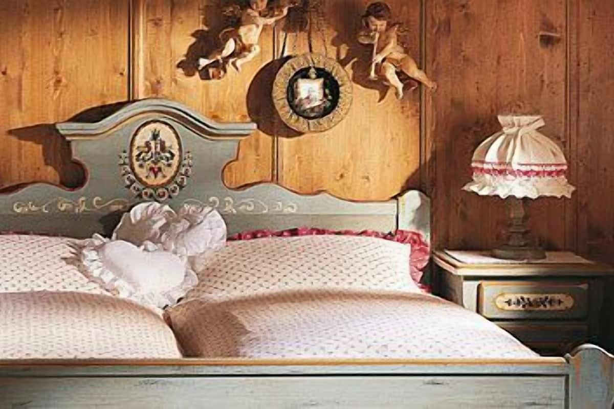 standard double room, 1 bedroom | minibar, desk, free cots/infant beds, rollaway beds