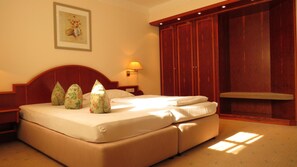 Double Room Single Use | In-room safe, desk, laptop workspace, blackout drapes - Park Hotel Am Schloss (Ettringen)