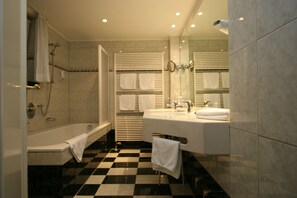 Junior-Suite | Badezimmer | Kostenlose Toilettenartikel, Haartrockner, Handtücher, Seife