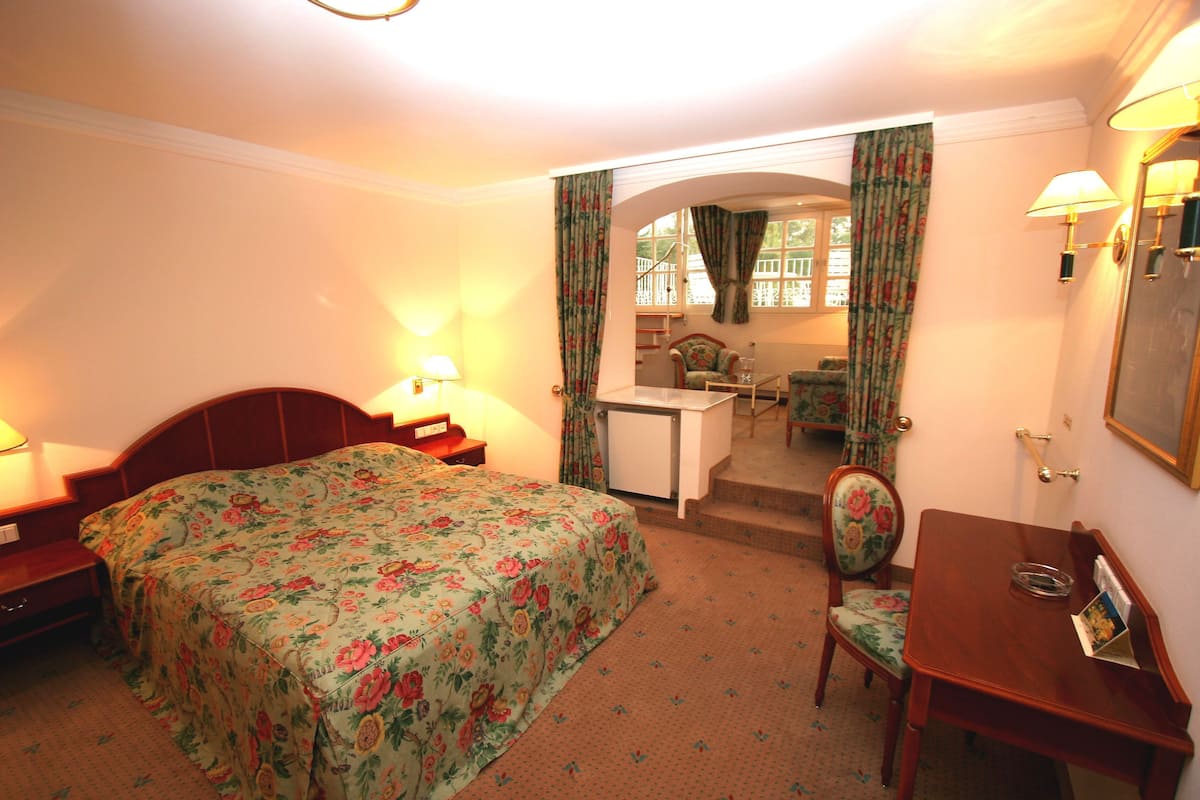 Junior Suite | In-room safe, desk, laptop workspace, blackout curtains