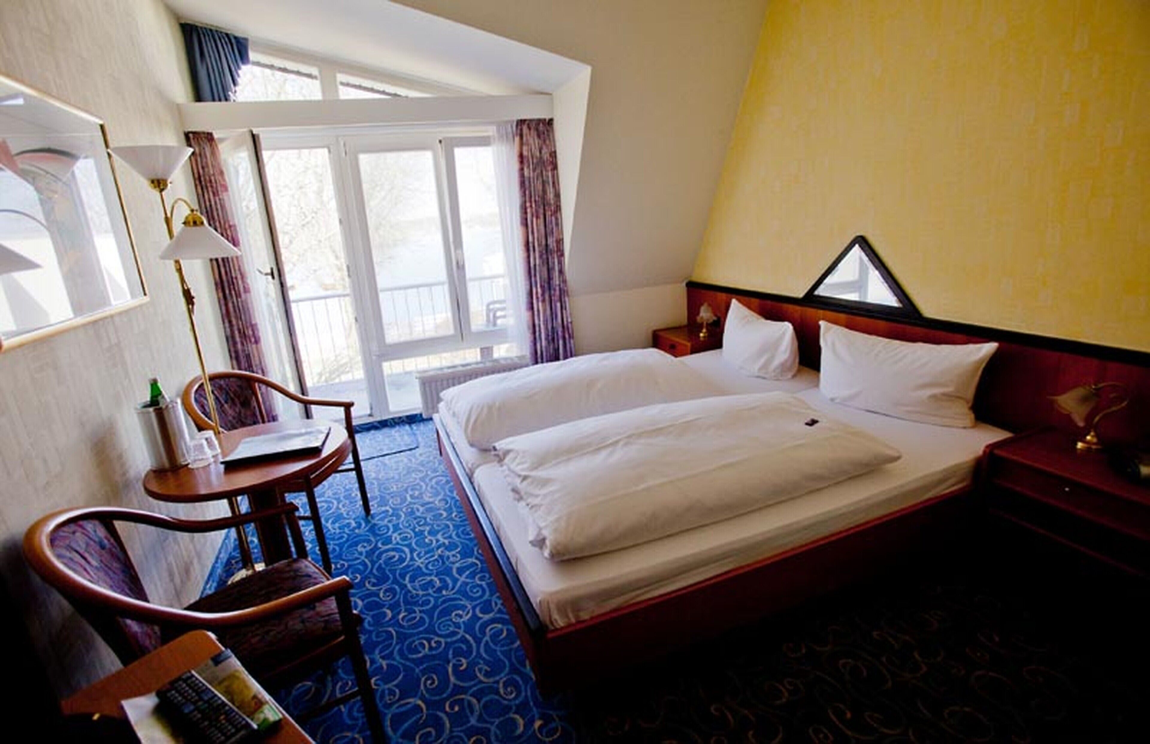 double room, balcony (waldseite) | in-room safe, desk, laptop workspace, blackout curtains