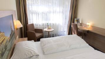 Tweepersoonskamer, aan het meer | Een kluis op de kamer, een bureau, een laptopwerkplek