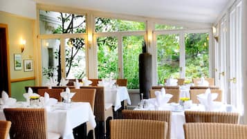 Desayuno buffet (EUR 18 por persona)