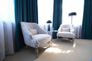 Ropa de cama hipoalergénica y caja de seguridad en la habitación 