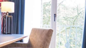 Triple Room | Hypo-allergenic bedding available, in-room safe, desk, blackout drapes