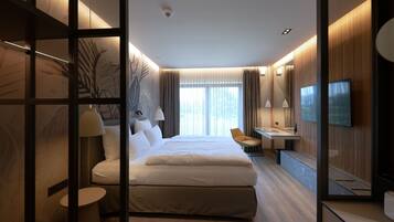 Una moderna camera d'albergo con un letto grande, una zona relax con scrivania e sedia, una televisione e un'ampia finestra con tende.